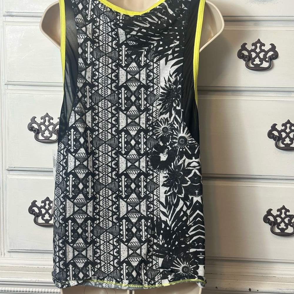 Abstract Print‎ Tank Top - Picture 3 of 9